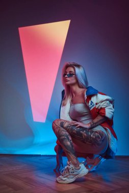 Fotoğraf stüdyosundaki güzel modelin portresi.