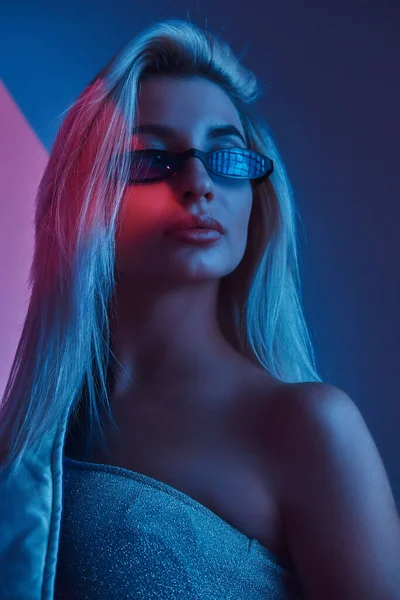 Portrait of blond girl in sunglasses — 스톡 사진