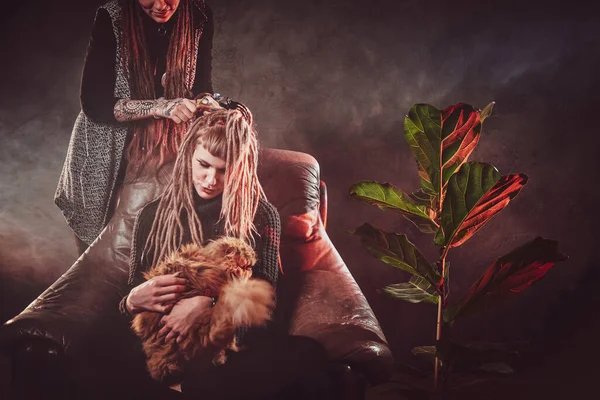 Dreadlocks master is working on clients head — Stock Photo, Image