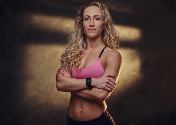 Porträt der hübschen blonden Frau im Sportanzug — Stockfoto