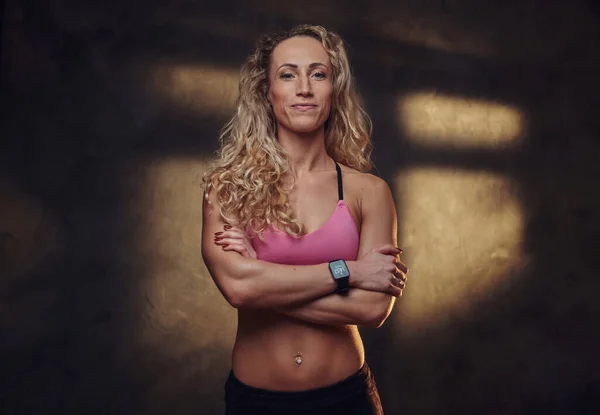 Porträt der hübschen blonden Frau im Sportanzug — Stockfoto