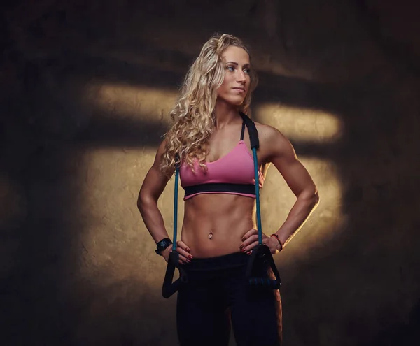 Retrato de mulher loira bonita em terno esportivo — Fotografia de Stock