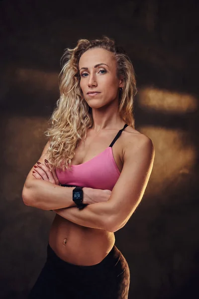 Portret van mooie blonde vrouw in sportpak — Stockfoto