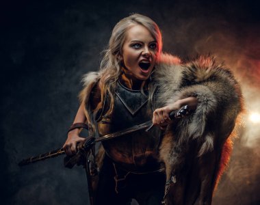 Fantezi kadın şövalye kürklü, kürklü, kılıç tutan ve savaşa öfkeli bir çığlıkla koşan. Ciri rolünde Cosplayer Cadıdan.