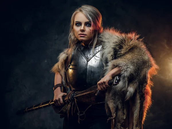 Mujer de fantasía caballero vistiendo coraza y piel, sosteniendo una vaina espada listo para una batalla. Moda de fantasía. Cosplayer como Ciri de The Witcher. Estudio fotografía —  Fotos de Stock