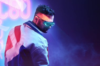 Modern kıyafetler giyen ve geleceği gören gözlük takan bir Cyborg. Siber punk konsept sanatı