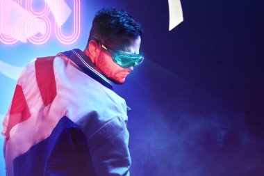 Modern kıyafetler giyen ve geleceği gören gözlük takan bir Cyborg. Siber punk konsept sanatı