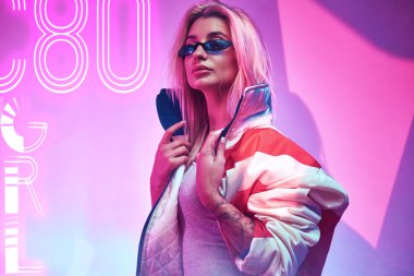 Fütürist gece kulübünde modern kıyafetler giyen Cyborg kadın. Siber punk konsept sanatı