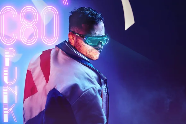 Homem ciborgue vestindo roupas modernas e óculos de visão futuristas inteligentes. Arte conceitual cyberpunk — Fotografia de Stock