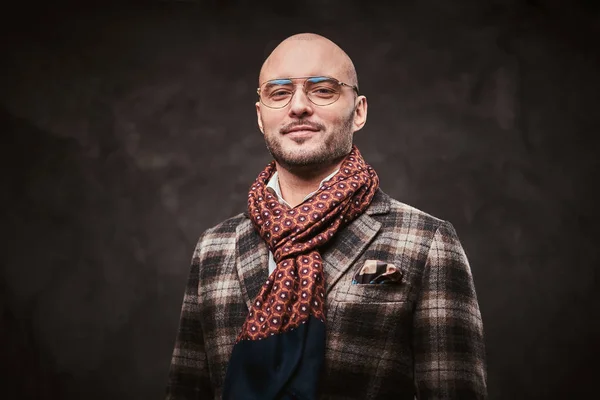 Úspěšný stylový podnikatel pózující ve studiu v kostkované bundě, brýlích a šále — Stock fotografie