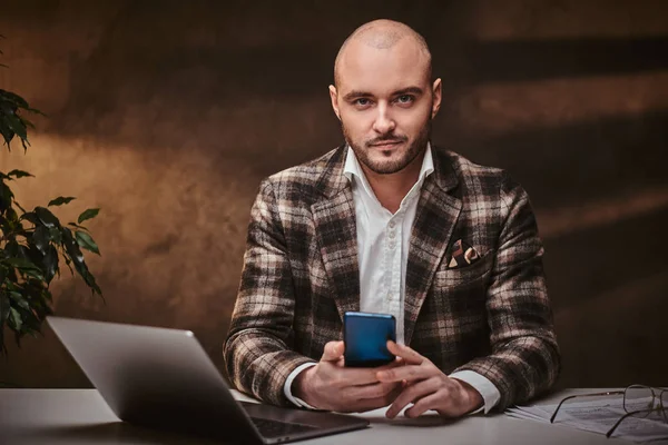 Hombre de negocios europeo calvo sentado en la oficina en una mesa con cuaderno, con chaqueta elegante, camisa . —  Fotos de Stock