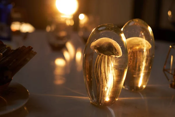 Fogalmi medúza beleértve dekoráció álló asztalon megvilágított napfény egy hangulatos kávézóban — Stock Fotó