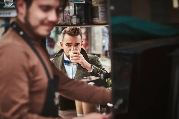 Hipster cliente masculino sentado al aire libre junto a barista en una cafetería móvil en un emporio de la ciudad —  Fotos de Stock