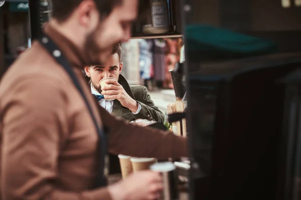 Elegante cliente masculino sentado al aire libre junto a barista en una cafetería móvil en un emporio de la ciudad —  Fotos de Stock