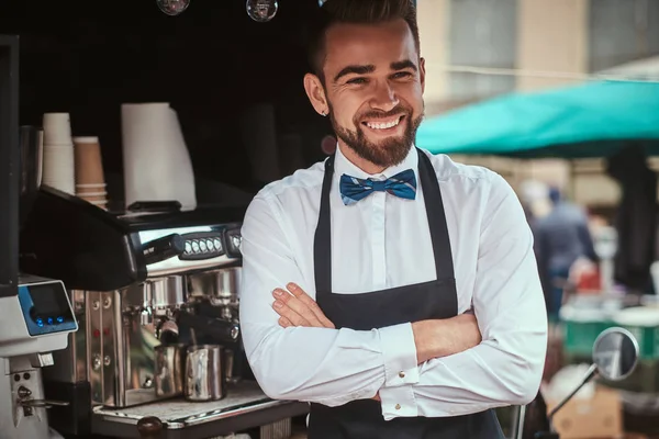 Elegante joven barista trabajando en una cafetería móvil al aire libre —  Fotos de Stock