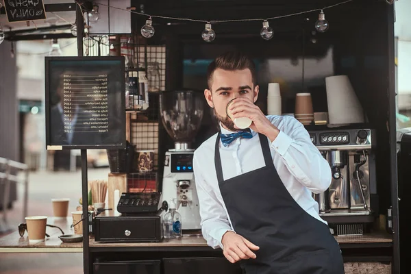 Bonito homem de aparência barista trabalhando em um café móvel ao ar livre — Fotografia de Stock