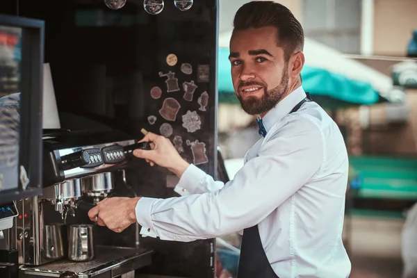 Hombre guapo barista trabajando en una cafetería móvil al aire libre —  Fotos de Stock
