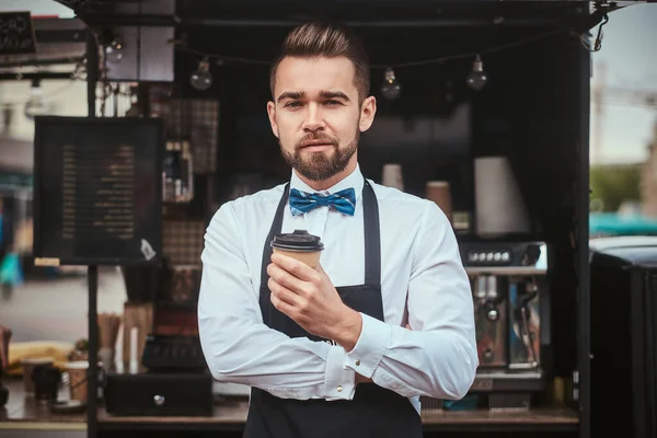 Hombre guapo barista trabajando en una cafetería móvil al aire libre —  Fotos de Stock