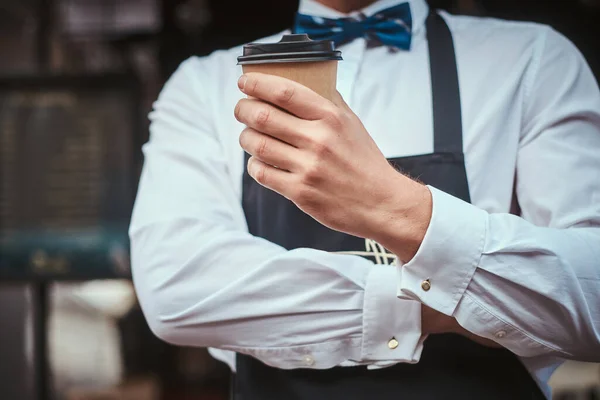 Hombre guapo barista trabajando en una cafetería móvil al aire libre —  Fotos de Stock