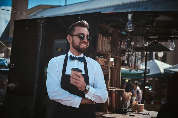 Hombre guapo barista trabajando en una cafetería móvil al aire libre — Foto de Stock