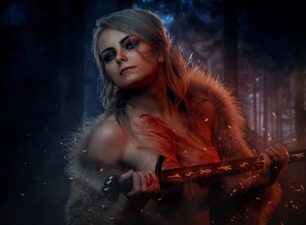 Ritratto di una bella donna nuda con pelle macchiata di sangue che tiene una lunga spada nella foresta notturna. Moda fantasy. Cosplayer come Ciri de La Strega — Foto Stock