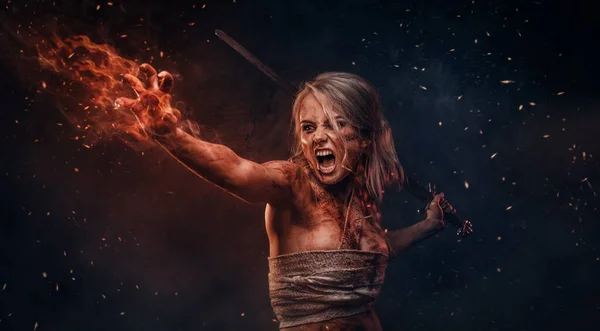 Mulher de fantasia nua guerreira vestindo pano de pano manchado com sangue e lama no calor da batalha. Cosplayer como Ciri de The Witcher — Fotografia de Stock