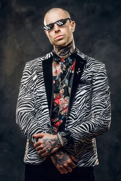 Glamoroso tatuado, calvo modelo masculino de moda posando en un estudio para la sesión de fotos — Foto de Stock