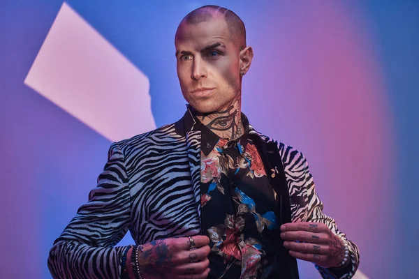 Seductor tatuado, calvo modelo masculino de moda posando en un estudio para la sesión de fotos de moda de estilo buscando alta costura — Foto de Stock