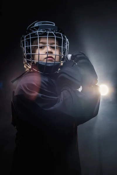 Menino de 8-10 anos, jogador de hóquei menino posando em uniforme com equipamento de hóquei para um photoshot em um estúdio — Fotografia de Stock