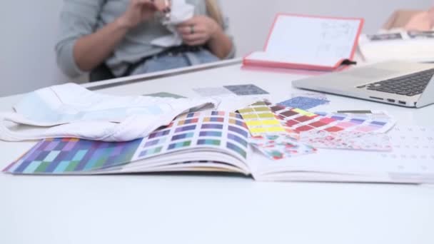 Young woman is working in the light office — Stock video