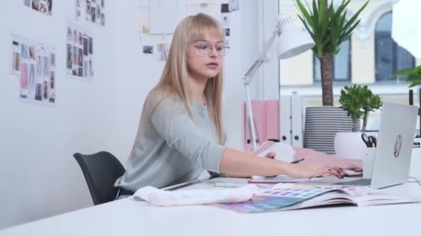 Jeune femme travaille dans le bureau de lumière — Video