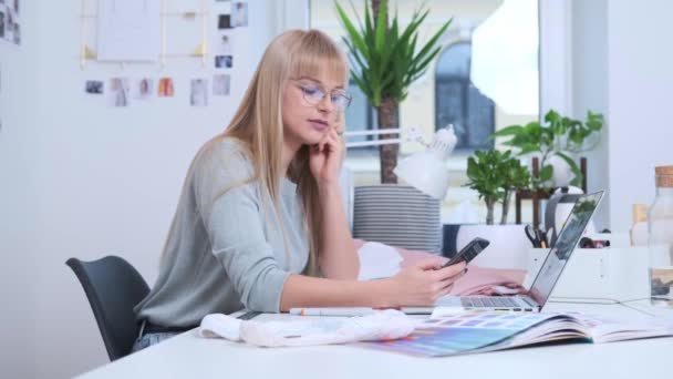 Молода жінка працює в легкому офісі — стокове відео