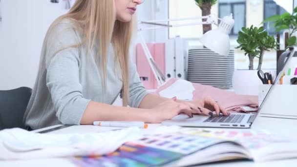 Mujer joven está trabajando en la oficina de luz — Vídeos de Stock