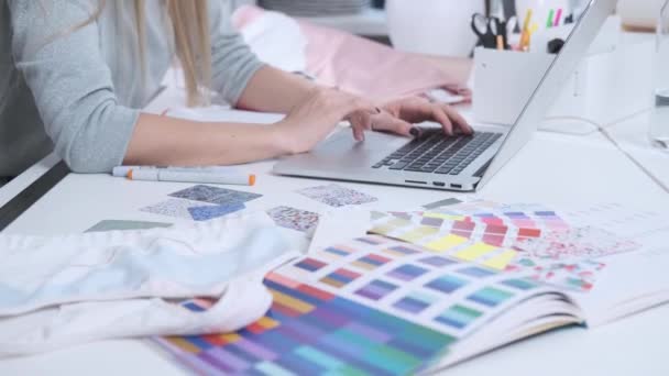 Young woman is working in the light office — Stock video