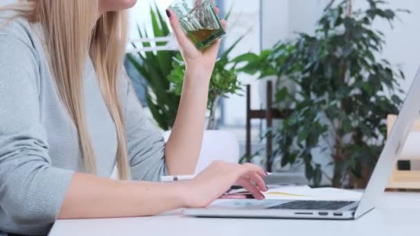 Молодая женщина работает в светлом офисе — стоковое видео