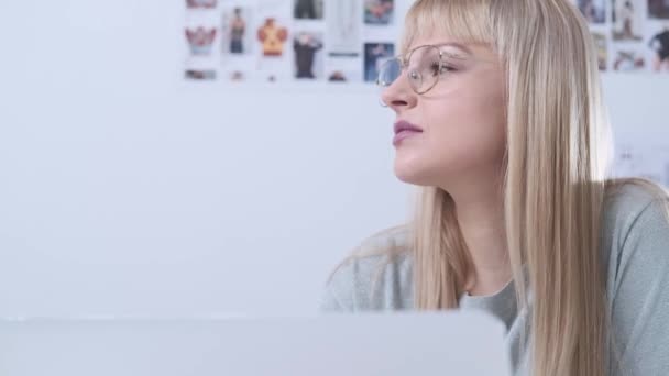 Mujer joven está trabajando en la oficina de luz — Vídeos de Stock