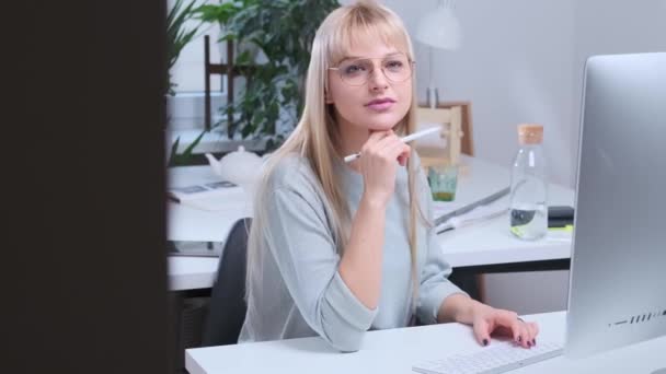 Привлекательная девушка работает в офисе — стоковое видео
