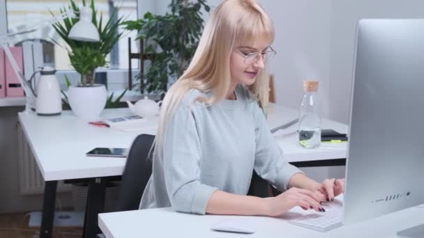 Menina atraente está trabalhando no escritório — Vídeo de Stock