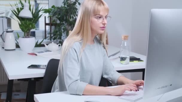 Chica atractiva está trabajando en la oficina — Vídeos de Stock