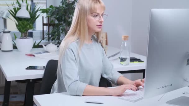 Menina atraente está trabalhando no escritório — Vídeo de Stock