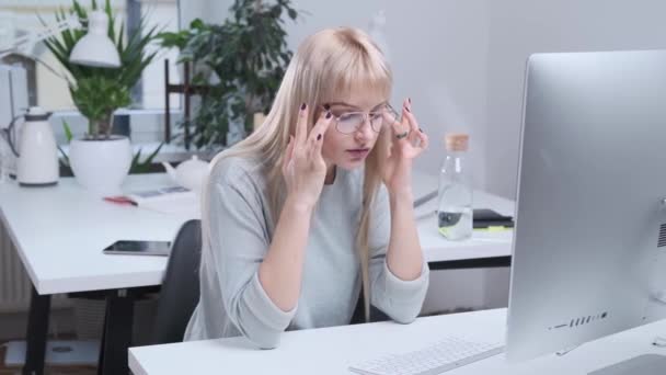 Attractive girl is working in the office — Stok video