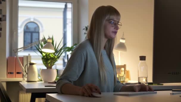 Attractive girl is working in the office — Stok video