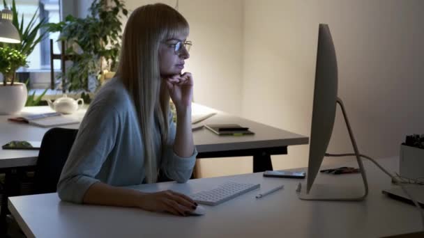 Attractive girl is working in the office — Stock video