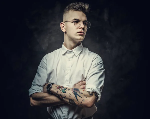 Hipster alla ricerca, giovane studente maschio adulto in posa seria in uno studio, isolato su uno sfondo grigio, primo piano — Foto Stock