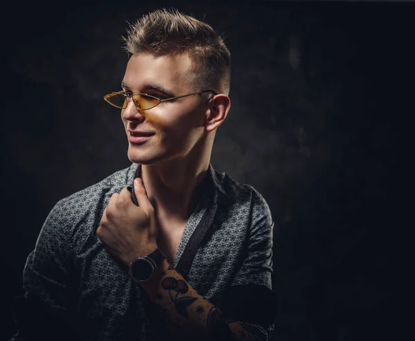 Hombre adulto joven de aspecto suave y sonriente de pie en un estudio en una pose seductora, medio desnudo y aislado sobre un fondo gris — Foto de Stock