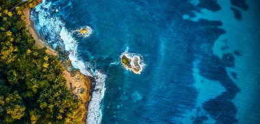 Kristal berrak sahil kıyısındaki tropikal bir adanın muhteşem manzarası