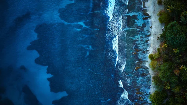 Fotografie hlubokého tyrkysového oceánu poblíž středomořského ostrovního ráje obklopeného palmami a bílým pískem — Stock fotografie