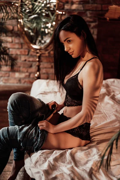 Atrakcyjna Młoda Kobieta Siedząca Łóżku Mgle Lustra Luksusowo Wyglądającej Płaskiej — Zdjęcie stockowe