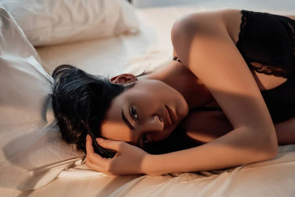 찬란하고 머리에 레이스 란제리를 침대에 모델의 — 스톡 사진