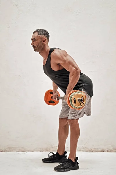Mužský Sportovec Izolovaný Bílém Pozadí Sobě Sportovní Oblečení Dělá Cvičení — Stock fotografie